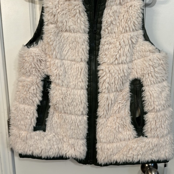 Tuckernuck Reversible Green Faux Leather and Sherpa Vest Size Medium - Picture 4 of 14